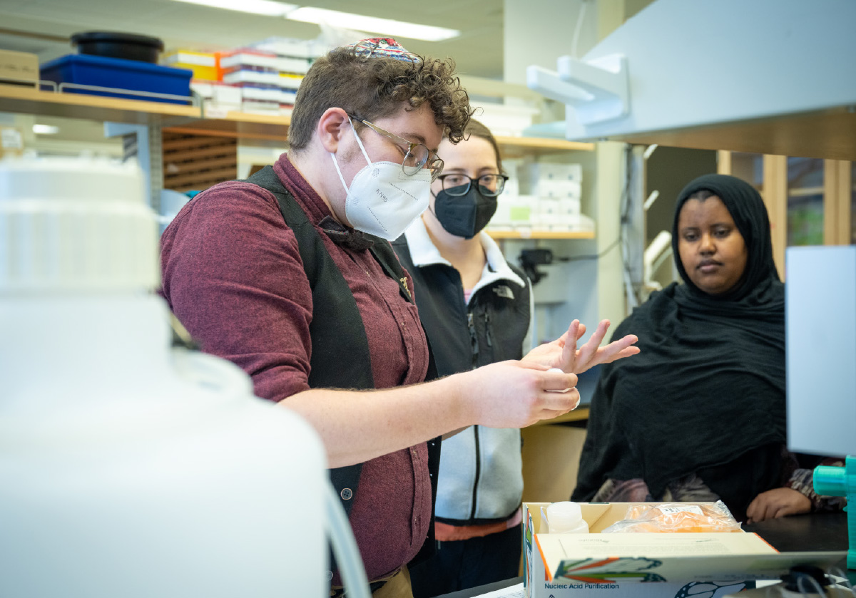 Jess McLaughlin discussing lab safety with undergraduate research students